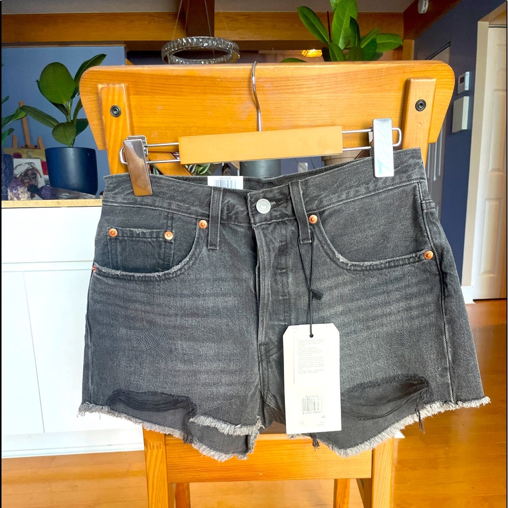 NWT Levi’s faded black denim shorts